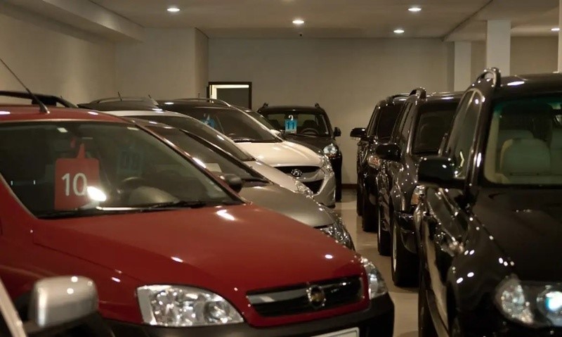 Vendedora de automóveis xingada em reuniões consegue aumentar indenização